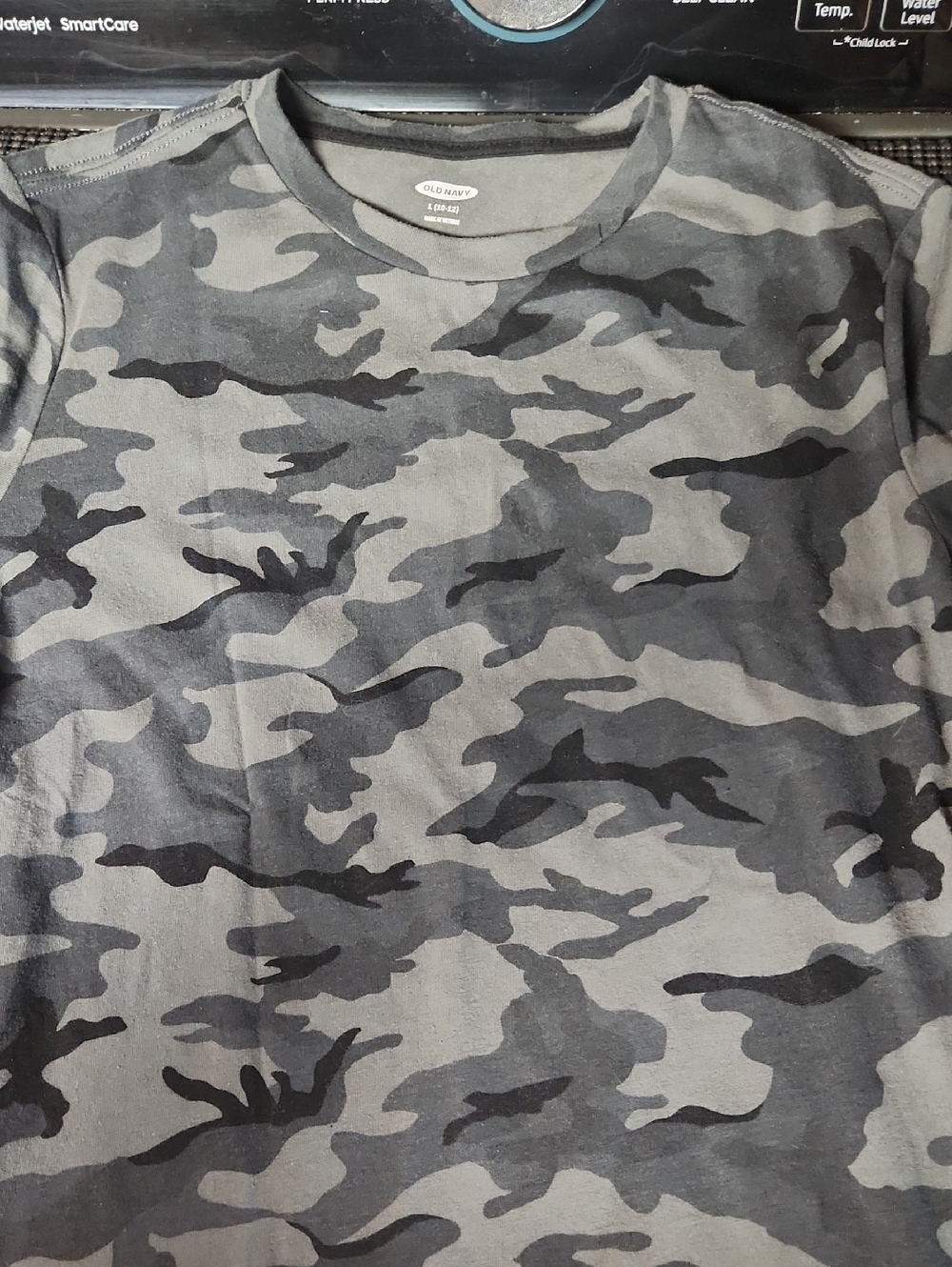 Old Navy Men’s Black & Gray Camo Short Sleeve Tee